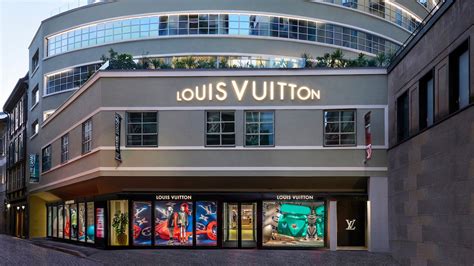 louis vuitton store in via monte napoleone a milano|louis vuitton bagutta milano.